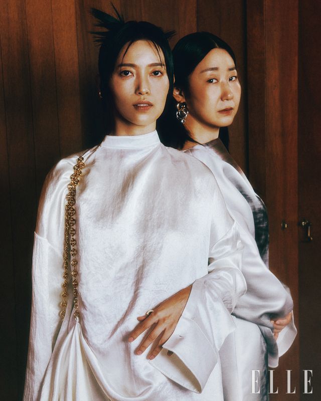  박영주가 입은 화이트 원피스는 Loewe. 골드 이어링은 Hamp;M. 이어 커프는 Portrait Report. 골드 링은 Sentiments. 라미란이 입은 화이트 원피스는 Loewe. 이어링은 Hamp;M. 