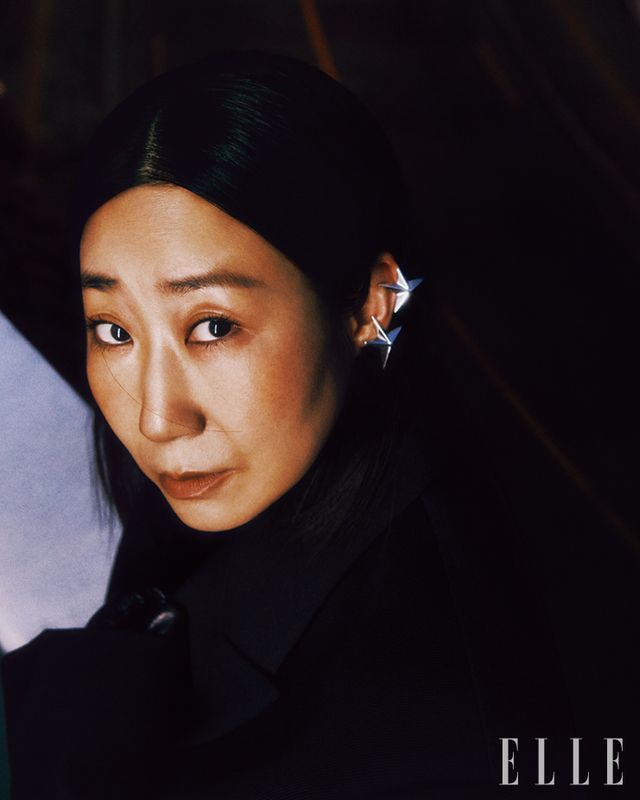  재킷은 Recto. 실버 이어 커프는 Hamp;M x Mugler. 레더 글러브는 Hamp;M. 