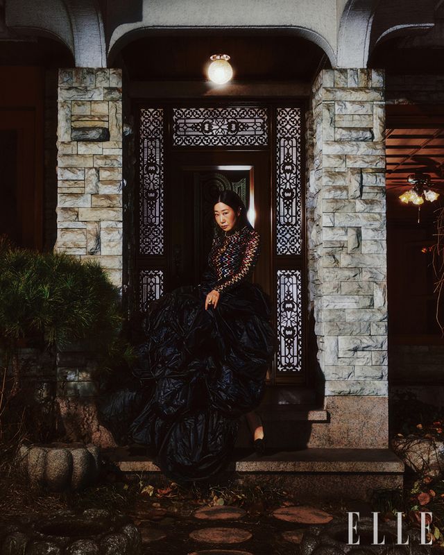  니트 톱은 Missoni. 볼륨 블랙 스커트와 골드 브레이슬릿은 모두 Hamp;M. 골드 진주 네크리스와 링은 모두 Sentiments. 펜던트 네크리스는 Loewe. 진주 이어 커프는 Numbering. 블랙 슈즈는 amp; Other Stories. 