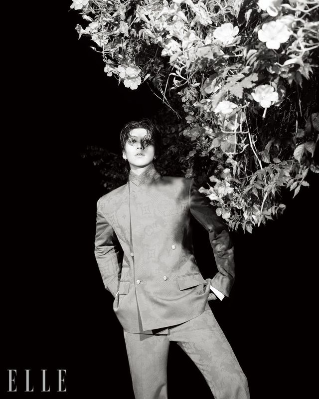 모노그램 자카르 더블 브레스티드 수트는 Louis Vuitton.