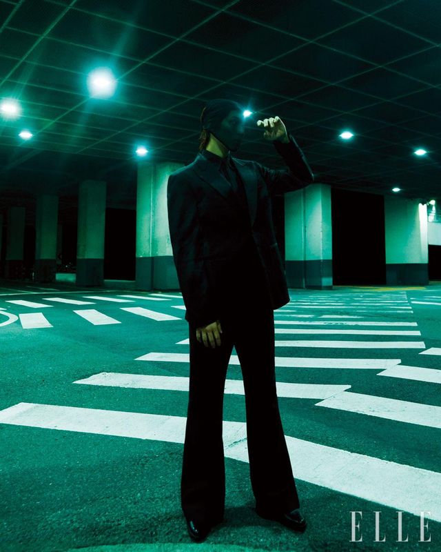 턱시도 재킷은 Songzio Homme. 셔츠와 팬츠는 모두 Ernest W. Baker. 페이스 커버는 Masion Margiela. 타이와 부츠는 모두 스타일리스트 소장품.