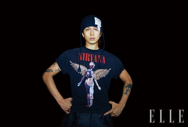 콜드가 직접 제작한 니트 모자, ‘Nirvana’ 티셔츠는 모두 모델 소장품. 페더 장식의 팬츠는 Lele Lin.