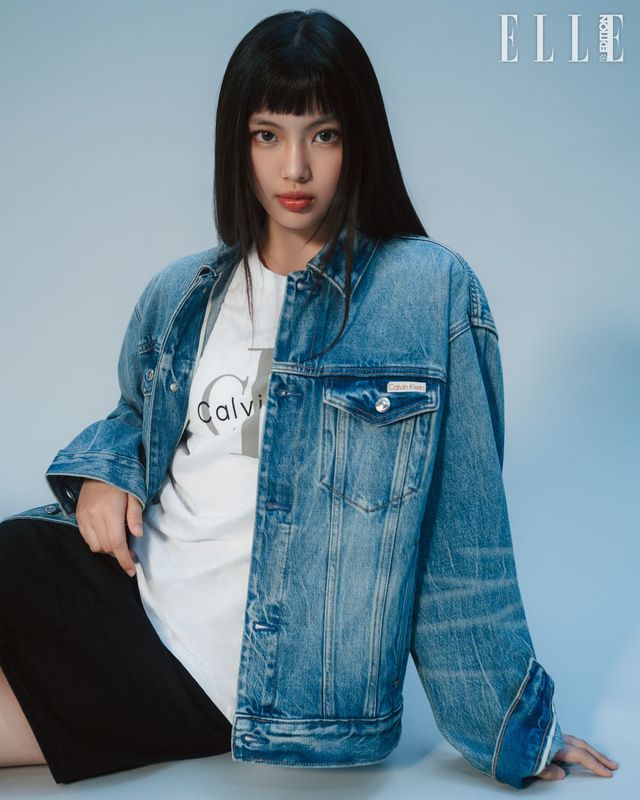 오버 사이즈 데님 트러커 재킷, 로고 티셔츠 , 데님 스커트은 모두 Calvin Klein Jeans.