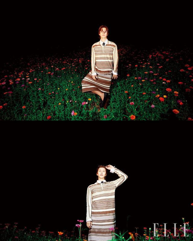 스트라이프 패턴의 톱과 가죽 소재의 블랙 타이, 인트레치아토 슬립온 스니커즈는 모두 Bottega Veneta. 셔츠는Arket. 안경은 Ray-Ban by Essilor Luxottica.