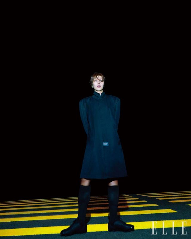 코트는 Martine Rose. 스니커즈는 스타일리스트 소장품.