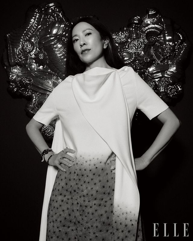 아니카 이가 ‘플라스틱 암석’(2024) 앞에 섰다. 자신의 ‘바이오픽션’을 선사시대로 확장하고 고대 생명체와 환경을 재구성해 지구의 역사에 대한 새로운 시각을 보여주는 작품이다. 아니카가 입은 점프 수트는 Loewe.