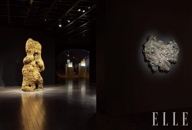 왼쪽부터 덴푸라 꽃튀김을 사용한 신작 ‘생물오손 조각’ 연작 중 하나인 ‘절단’(2024), 장내 미생물군의 복잡성을 탐구하는 작품 ‘공생적인 빵’(2014), ‘플라스틱 암석’(2024)이 전시된 전경.