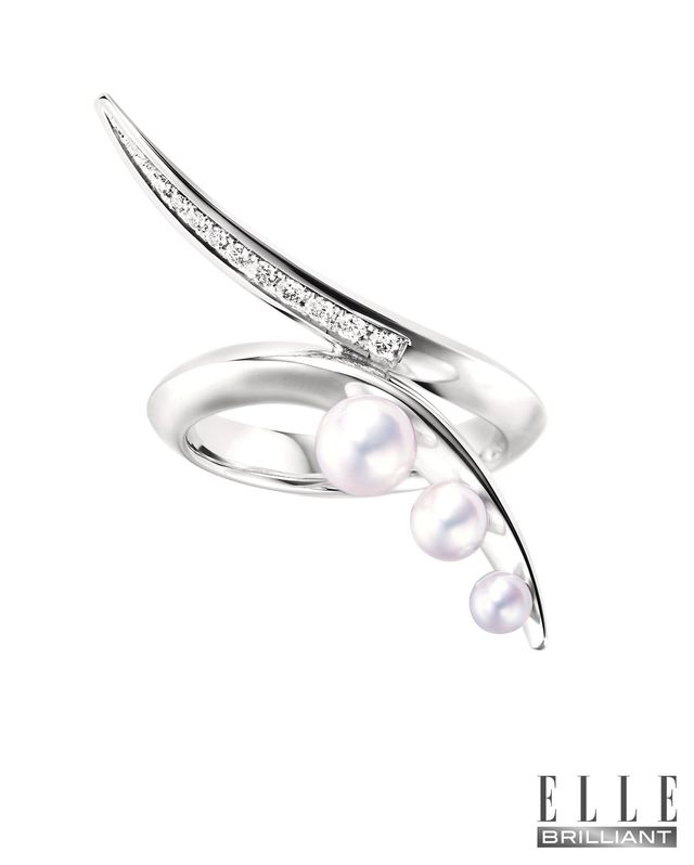 다른 크기의 아코야 진주 3개를 세팅한 ‘나크리어스’ 링은 TASAKI. 