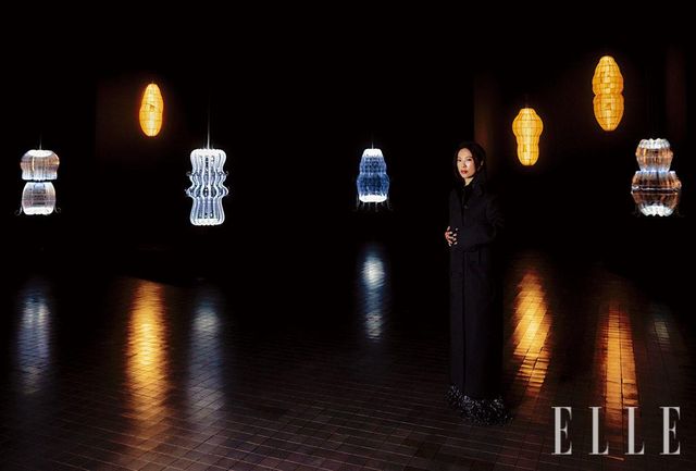 바다에서 건져 올린 듯한 세포를 닮은 아니카 이의 ‘방산충 Radiolaria’ 연작과 ‘켈프 조각 Kelp Pods’ 연작이 전시장에 부드럽게 물결치듯 매달려 있다. 아니카가 입은 블랙 코트와 슈즈는 모두 Ferragamo.