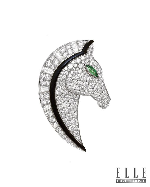 화이트 골드에 마르퀴즈 에메랄드, 블랙 오니스, 다이아몬드를 세팅한 ‘하이 주얼리’ 브로치는 BVLGARI. 