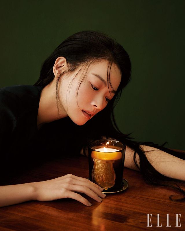 타 들어가는 캔들의 심지를 숨죽인 채 응시하는 천우희의 고요한 시간. 트루동의 클래식 캔들은 1643년 프랑스에서 설립된 가장 오래된 캔들 왁스 제작 업체로서 전통과 노하우를 집약한 제품인 만큼, 태우면 태울수록 독보적인 품질을 느낄 수 있다. 인테리어 오브제로도 손색없는 디자인과 오랫동안 균일하게 발산하는 향으로 매일 밤 자신만의 고요한 시간을 누릴 수 있을 것. 버베나와 민트, 생강과 레몬 등이 어우러진 향으로 아프리카 대륙에서 불어오는 따스한 훈풍의 정취를 담고 있다. 클래식 캔들 아브 델 카데르, 270g 16만5천원, 클래식 캔들이나 룸 스프레이 받침으로 사용 가능한 골드 쿠펠, 9만5천원, 모두 Trudon.