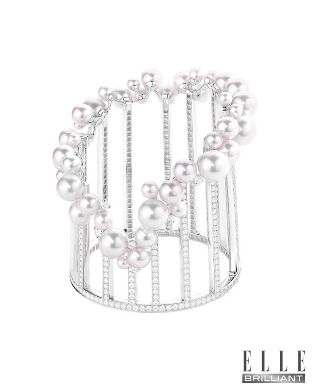 곡선을 따라 진주를 세팅한 ‘무슈 프레드 이너 라이트’ 커프는 FRED. 