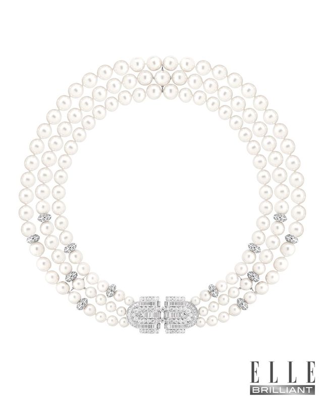 다이아몬드와 아코야 진주가 대조를 이루는 ‘문 화이트’ 네크리스는 BOUCHERON. 