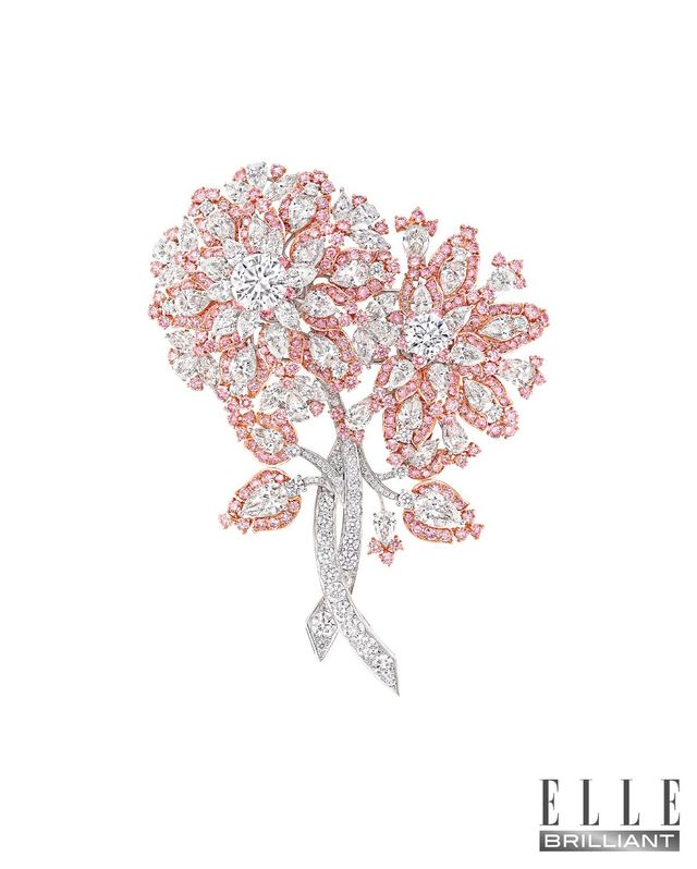 핑크 다이아몬드와 화이트 다이아몬드가 은은한 대비를 이루는 ‘플로럴’ 브로치는 GRAFF. 