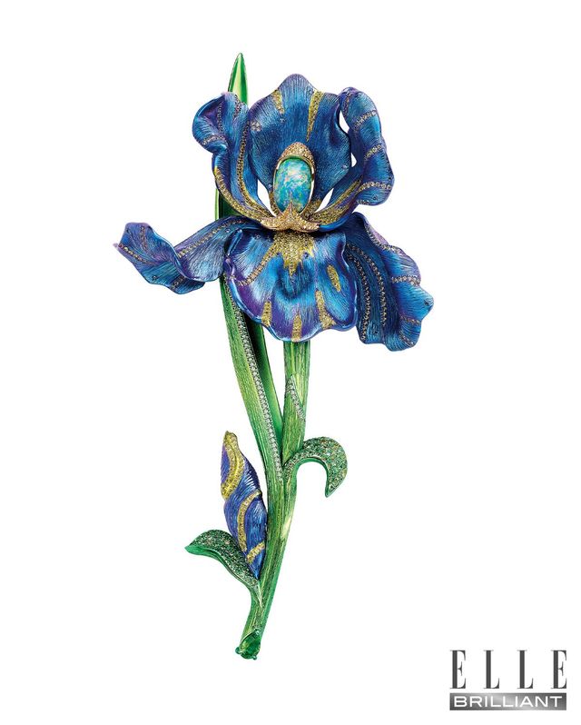 18K 옐로 골드와 화이트 골드, 티타늄에 블랙 오팔 카보숑과 차보라이트 등 다양한 컬러의 스톤을 세팅한 ‘아이리스’ 브로치는 CHOPARD. 