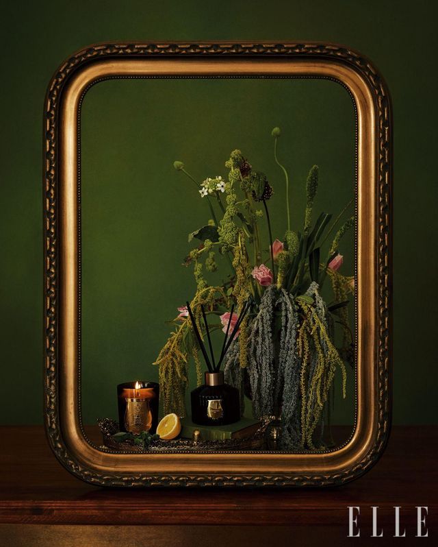 미지의 아프리카 대륙에서 불어오는 자유의 바람이 공간을 채우는 느낌, 트루동 ‘아브 델 카데르’ 향이면 가능하다. 이슬람 민족운동의 영웅으로 칭송받는 알제리 시인이자 철학자의 이름을 따 만든 컬렉션으로, 프레시한 모로칸 민트 티와 스파이시한 생강, 레몬과 토바코의 쌉싸래한 향이 어우러진다. (왼쪽부터) 룸 스프레이 아브 델 카데르, 375ml 35만원, 클래식 캔들 아브 델 카데르, 270g 16만5천원, 골드 쿠펠, 9만5천원, 테이퍼 캔들 스너퍼, 10만원, 클래식 디퓨저 아브 델 카데르, 350ml 31만원, 모두 Trudon. 