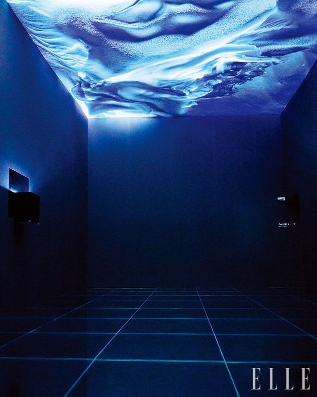 천장에서 금방이라도 쏟아질 듯한 색의 파동이 물결처럼 출렁이고, 바닥면을 채운 거울이 비춰낸 반영 위를 거닌다. 레픽 아나돌의 전시에서는 뉴턴 물리학으로부터 완전히 벗어난 듯한 경험을 할 수 있다.