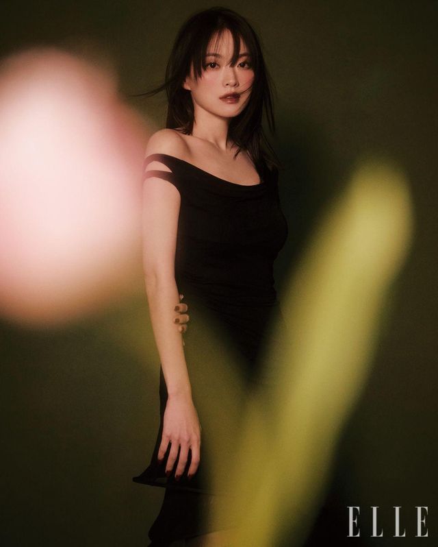 블랙 오픈 숄더 미디 퍼프 드레스는 Tory Burch. 