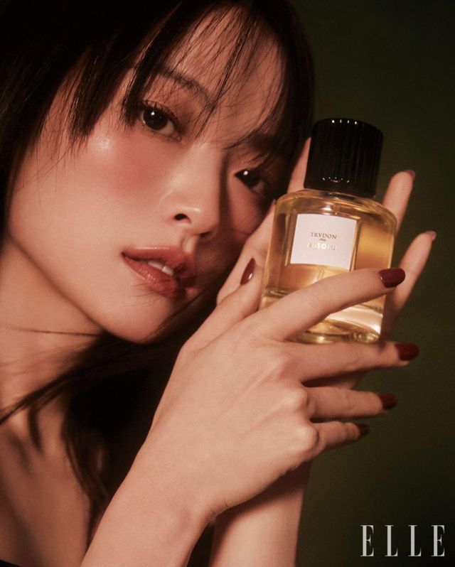 어떤 원료와 조합하느냐에 따라 어릴 적 순수함을 상기시키기도, 거부할 수 없는 관능미를 불러일으키기도 하는 오렌지 블로썸. 폭넓은 스펙트럼을 지닌 오렌지 블로썸 노트를 중심으로 부드러운 사프란과 카다멈, 우아한 아이리스, 신비로운 통카빈과 가이악 우드 등을 더해 찬바람 부는 계절에 딱 어울리는 향수가 태어났다. 우아함과 열정, 매력과 온기가 느껴지는 앱솔루 오 드 퍼퓸, 100ml 36만원, Trudon.