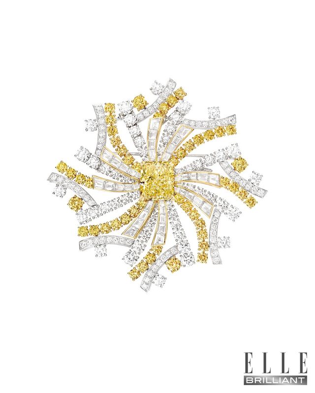 옐로 다이아몬드를 중심으로 바게트 컷과 브릴리언트 컷 다이아몬드를 세팅한 ‘무슈 프레드 이너 라이트 솔레이 도르’ 브로치는 FRED. 