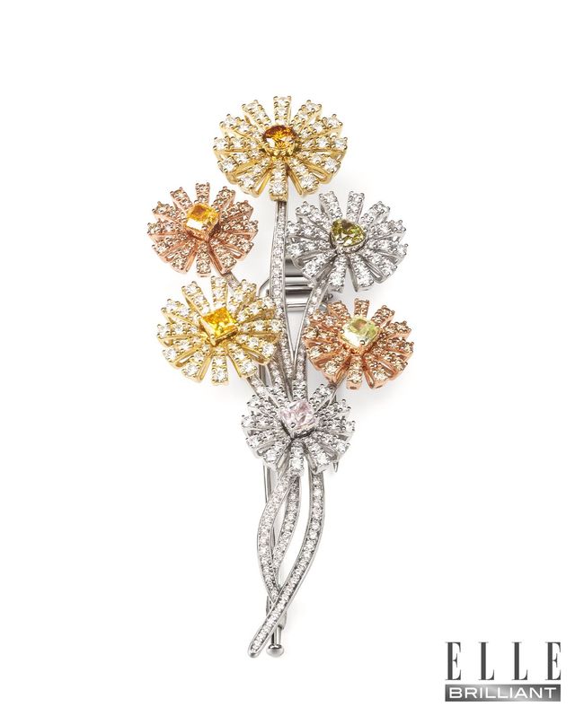 화이트·핑크·옐로 골드로 꽃을 표현한 ‘마르게리타 칼레이도스코피오’ 브로치는 DAMIANI. 