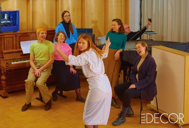 서페타인 ‘아트 테크놀로지(Arts Technologies)’ 부서가 설립된 지 10년을 맞아 AI 시스템 개발에 집중하는 새로운 프로그램을 발표했다. 음악을 주제로 이 프로젝트에 참여하는 아티스트들. (왼쪽에서 시계 방향으로) 로만 올(Roman Ole), 에벌린 세일러(Evelyn Saylor), 줄스 라플레이스(Jules LaPlace), 홀리 헌던(Holly Herndon), 조사 페이트(Josa Peit), 매슈 드라이허스트(Mathew Dryhurst), 앨버틴 사지스(Albertine Sarges).