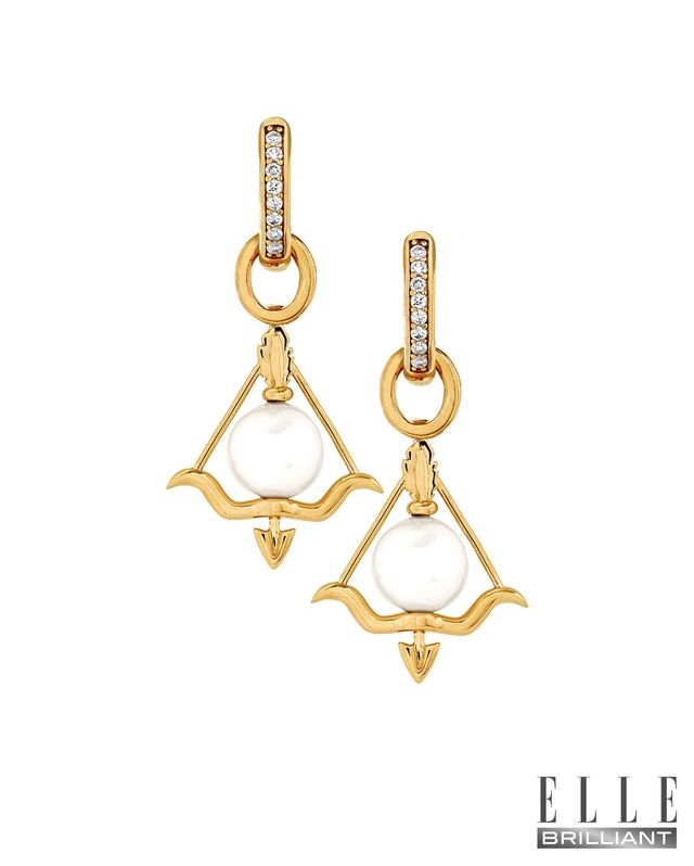 정교한 구조의 ‘아스트로 볼’ 이어링은 STEPHAN WEBSTER. 