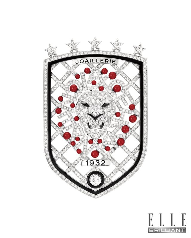 화이트 골드에 다이아몬드와 블랙·레드 래커로 마무리한 ‘샤넬 프린트 리옹’ 브로치는 CHANEL HIGH JEWELRY. 