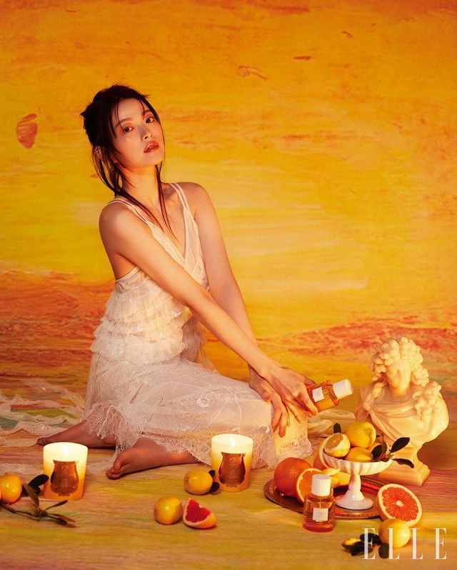 늦여름 지중해 해안의 정취를 담은 캡슐 컬렉션 ‘이슬라 디 오로’. 베르가못의 다양한 면모를 현대적으로 재해석해 오 드 퍼퓸과 캔들을 함께 선보이는 트루동 최초의 듀오 컬렉션이다. 신선한 시트러스 베일 뒤로 카다멈, 머스크의 묵직한 느낌이 올라오며 황금빛 석양이 내려앉는 순간에 어울리는 완벽한 향을 자아낸다. 천우희가 손에 쥔 향수는 대낮의 열기가 수그러드는 여름 저녁에 어울릴 풍부한 시트러스 노트의 이슬라 오 드 퍼퓸, 100ml 39만원, 베르가못에 월계수와 튜베로즈, 재스민 등의 플로럴 노트를 더해 다층적인 시트러스 향취를 느낄 수 있는 클래식 캔들 디 오로, 270g 19만원, 프랑스 조각가 프랑수아 지라르동이 제작한 ‘루이 14세 기마상’을 본뜬 대형 캔들. 버스트 루이 14세 스톤, 38만원, 모두 Trudon. 화이트 슬립 레이스 원피스는 Blumarine. 로즈골드 이어 커프는 Didier Dubot.