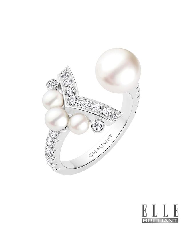 화이트 골드에 아코야 진주와 다이아몬드를 세팅한 ‘조세핀 아그레뜨’ 링은 CHAUMET. 