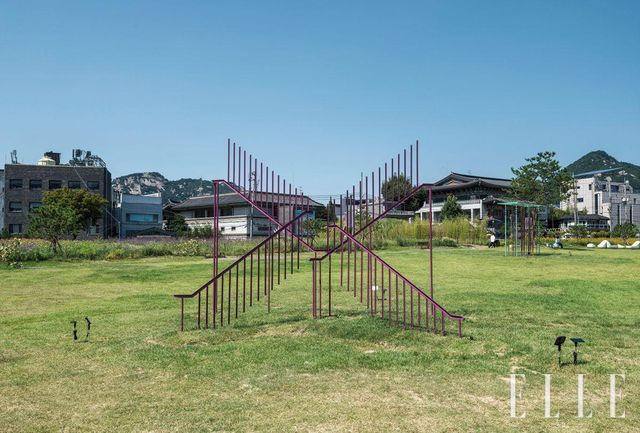 제1회 서울조각페스티벌이 개최된 열린송현녹지광장에 전시된 ‘에어 립 Air Rib’(2024). 