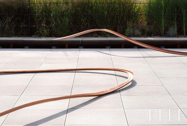 인왕산의 능선, 한옥 지붕과 같은 주위 풍경을 작품으로 끌어들임으로써 주변부와 중심의 경계를 허문다. 