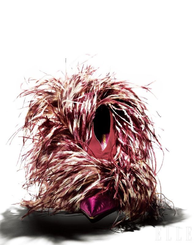 나풀거리는 깃털 장식의 스웨이드 하이힐은 가격 미정, Ferragamo.