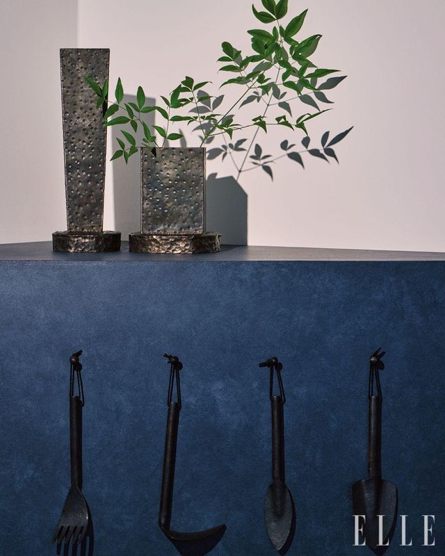 호미, 갈퀴, 꽃삽 종류로 이뤄진 원예 도구는 금속 철판에 반복적인 두드림을 가해 한 장의 금속으로 이뤄진 것이 특징이다. 