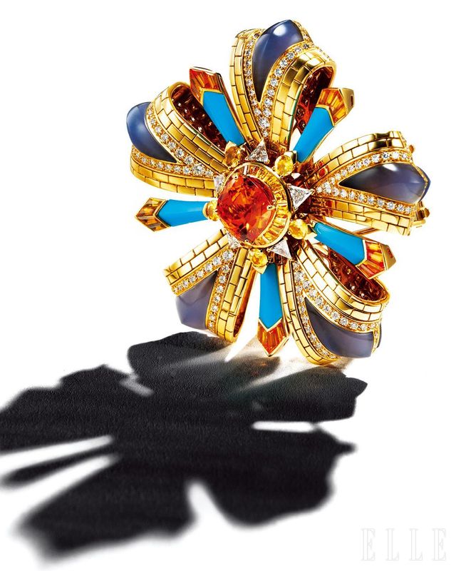 18K 옐로골드와 쿠션 컷 스페사르타이트 가닛, 옐로 사파이어, 칼세도니, 터쿠아즈, 다이아몬드 세팅으로 서정적인 자연과 봄을 표현한 플뢰르 드 그르나 클립은 가격 미정, Van Cleef & Arpels.