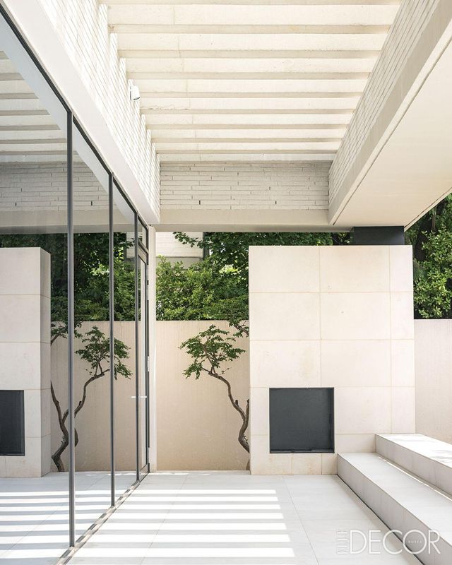 거실 옆 테라스. 강한 남향 빛에 대비해 처마를 만들되, 건물 구조의 일부처럼 보이도록 묵직한 형태로 디자인했다. 루버 위에 유리를 덧대 빗물은 막고 빛만 통과한다. 정면에 보이는 것은 벽난로.