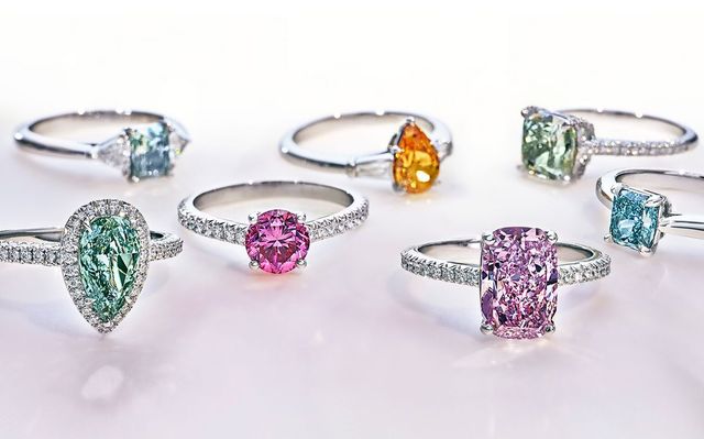 다채로운 다이아몬드 컬러로 각각 장식한 링은 TIFFANY & CO.