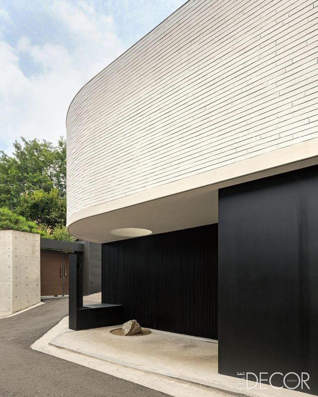 둥근 곡선이 부드럽게 코너를 감싸며 동네와 어우러지는 외관을 만든다.