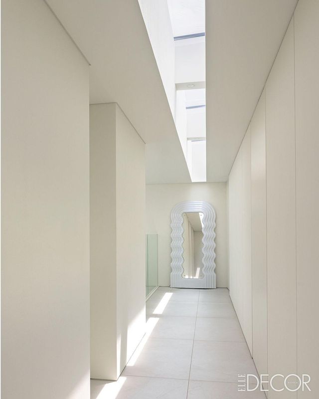 2층 복도. 왼쪽엔 화장실, 오른쪽엔 부부 침실과 아이들 방이 있다. 천창으로 스며드는 빛은 군더더기 없이 마감된 순백의 공간에 변화를 주는 숨은 조연이다.