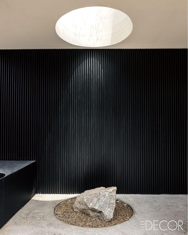 간살 대문 위의 처마에 난 구멍으로 빛이 통과한다. 비가 오면 아래 바위에 빗물이 고이며 한 폭의 그림 같은 풍경이 연출된다. 