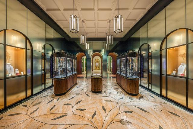 바닥은 가스파르 마이외 팀의 모자이크로, 벽은 마르셀리스의 틴티드 미러로 완성했고 나카지마 미유키의 작품을 전시한 쇼케이스가 자리해 있다.