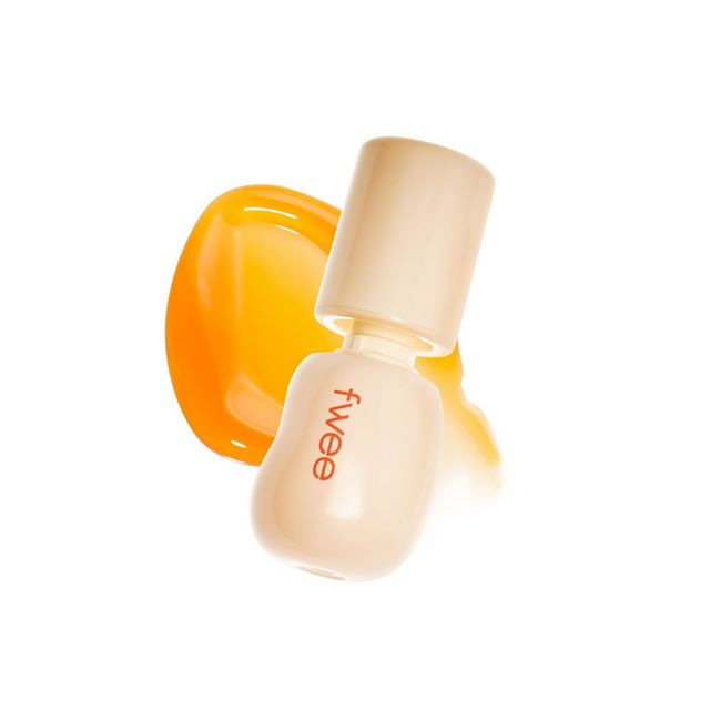 퓌 3D 체인징 글로스 ★★: 다른 립 컬러에 덧바르거나 섞으면 톤을 따뜻하게 바꿔주며, 잔주름과 각질을 감추고 볼륨감을 높인다. 5.6mL 1만8천원.