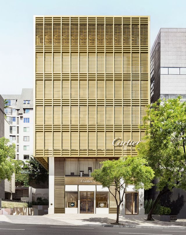 한옥의 문과 창호에서 모티프를 얻은 메종 청담의 파사드.