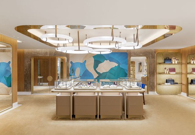 포커스 월이 돋보이는 2층의 맨즈 컬렉션 공간.