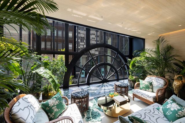 일본의 조경 스튜디오 토호 레오가 설계한2층 VIP공간.