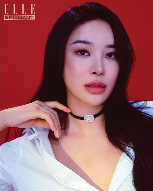 초커처럼 착용한 브릴리언트 다이아몬드를 세팅한 까르띠에 ‘베누아’ 워치, 디올 화이트 셔츠는 모두 본인 소장품.