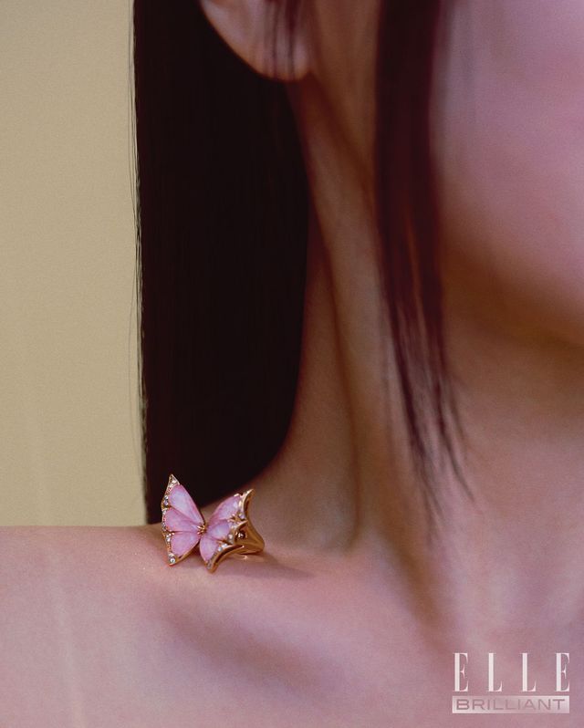 특별한 날 포인트로 착용하는 나비 모티프의 스티븐 웹스터 '플라이 바이 나이트' 크리스털 헤이즈 링.