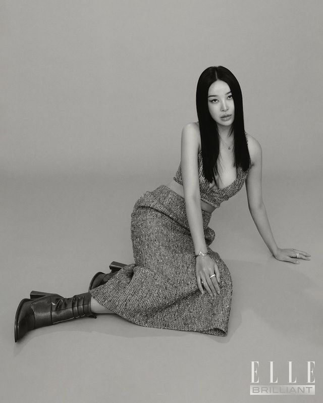 18K 옐로 골드에 다이아몬드를 세팅한 ‘LV 볼트’ 원 펜던트, 오른팔에 착용한 18K 옐로·화이트 골드에 다이아몬드 84개를 세팅한 ‘LV 볼트’ 브레이슬릿, 18K 옐로 골드에 다이아몬드 6개를 세팅한 ‘이딜 블라썸’ 트위스트 브레이슬릿, 오른손 약지에 착용한 18K 화이트 골드에 다이아몬드 30개를 세팅한 ‘LV 볼트’ 업사이드 다운 링, 왼손 검지에 착용한 18K 화이트 골드의 ‘LV 볼트’ 멀티 링, 약지에 착용한 18K 옐로 골드 소재의 ‘앙프렝뜨’ 링은 모두 가격 미정 LOUISVUITTON FINE JEWELRY. 브라 톱, 펜슬 스커트는 모두 가격 미정 LOUISVUITTON. 오른손 검지에 착용한 링, 왼손 약지에 착용한 실버 링은 모두 본인 소장품.