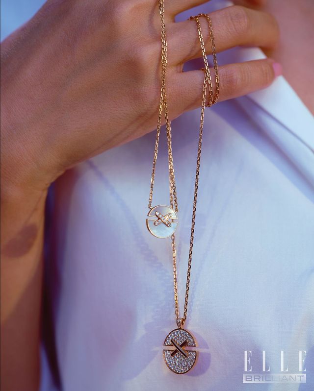 평소 레이어드해 연출하는 쇼메 '주 드 리앙 하모니' 미디엄 머더오브펄 펜던트와 '주 드 리앙 하모니' 라지 다이아몬드 펜던트.