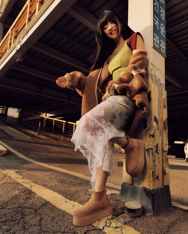 서울 종로를 배경으로 촬영한 하니의 캠페인 비하인드컷